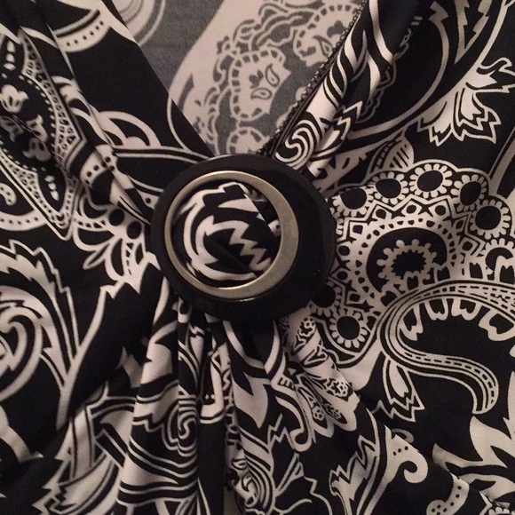 Olivia Paige split short sleeve 2X top - Picture 2 of 3